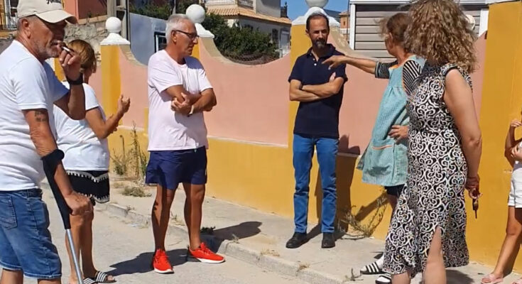 EL PSOE ATIENDE LAS DEMANDAS DE LOS VECINOS DE LA CALLE DESCUBIERTA